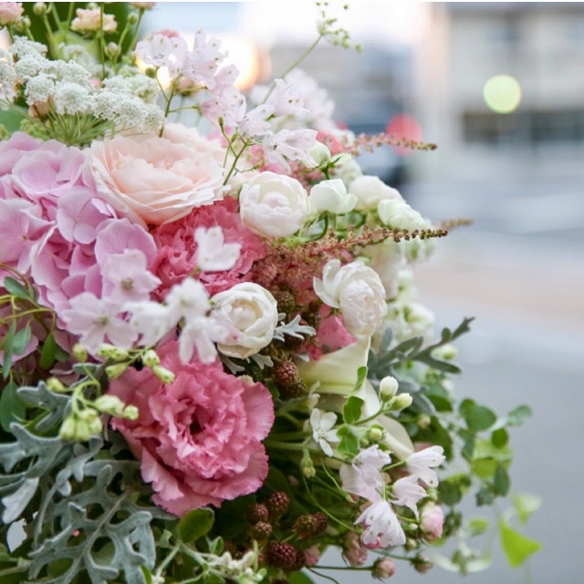 グランシェノンの淡いピンクの花々とグリーンを合わせた生花