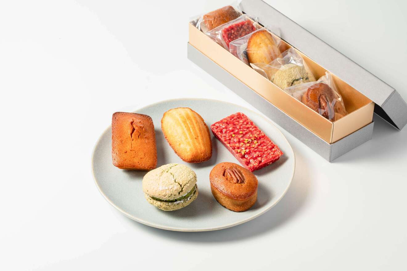 フィナンシェやマドレーヌなどの焼菓子とギフトボックス