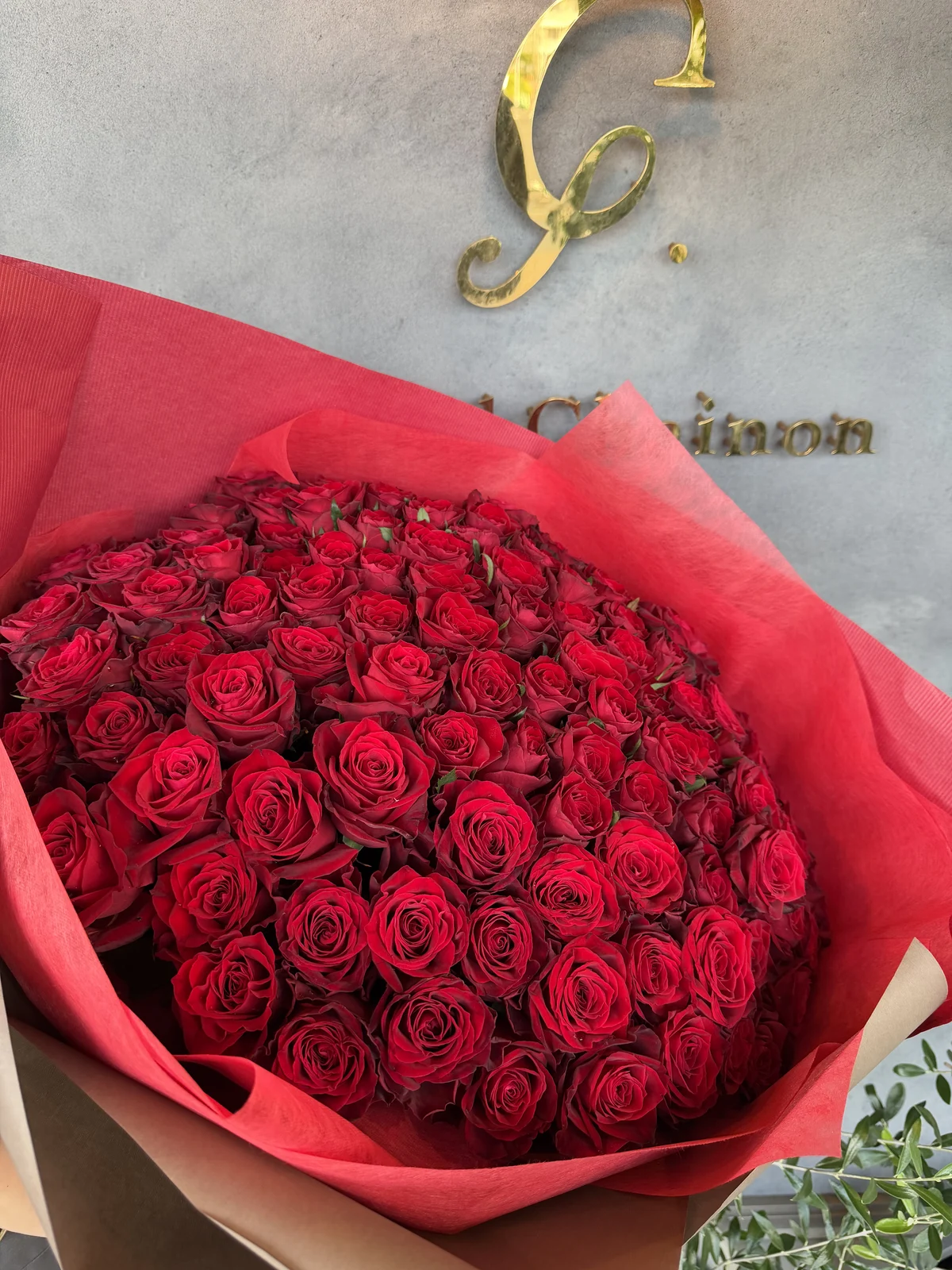グランシェノンの店内で撮影した、深い赤のラッピングに包まれた大きな赤薔薇の花束